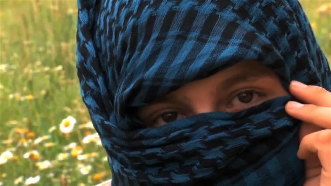 [A masked Syrian refugee. Image from Al-Arabi Al-Hor]