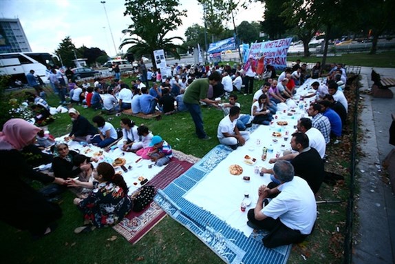 [A view from Labour Iftar, with striking worker groups at Fatih, Saraçhane Park, 21 July 2013. Photo by Handenur Pekiner.]