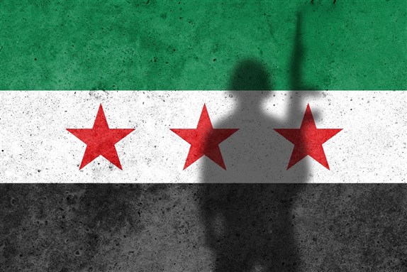 إرضاء الأجانب وإقصاء المنشقين: قيادة سوريا الجديدة في حقل ألغام